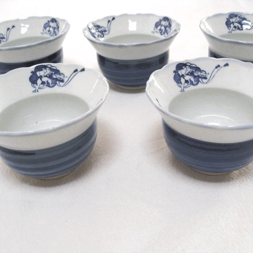 5 Japanese Small Porceline China Rice Bowls Sumo Print Scalloped Edges Vintage